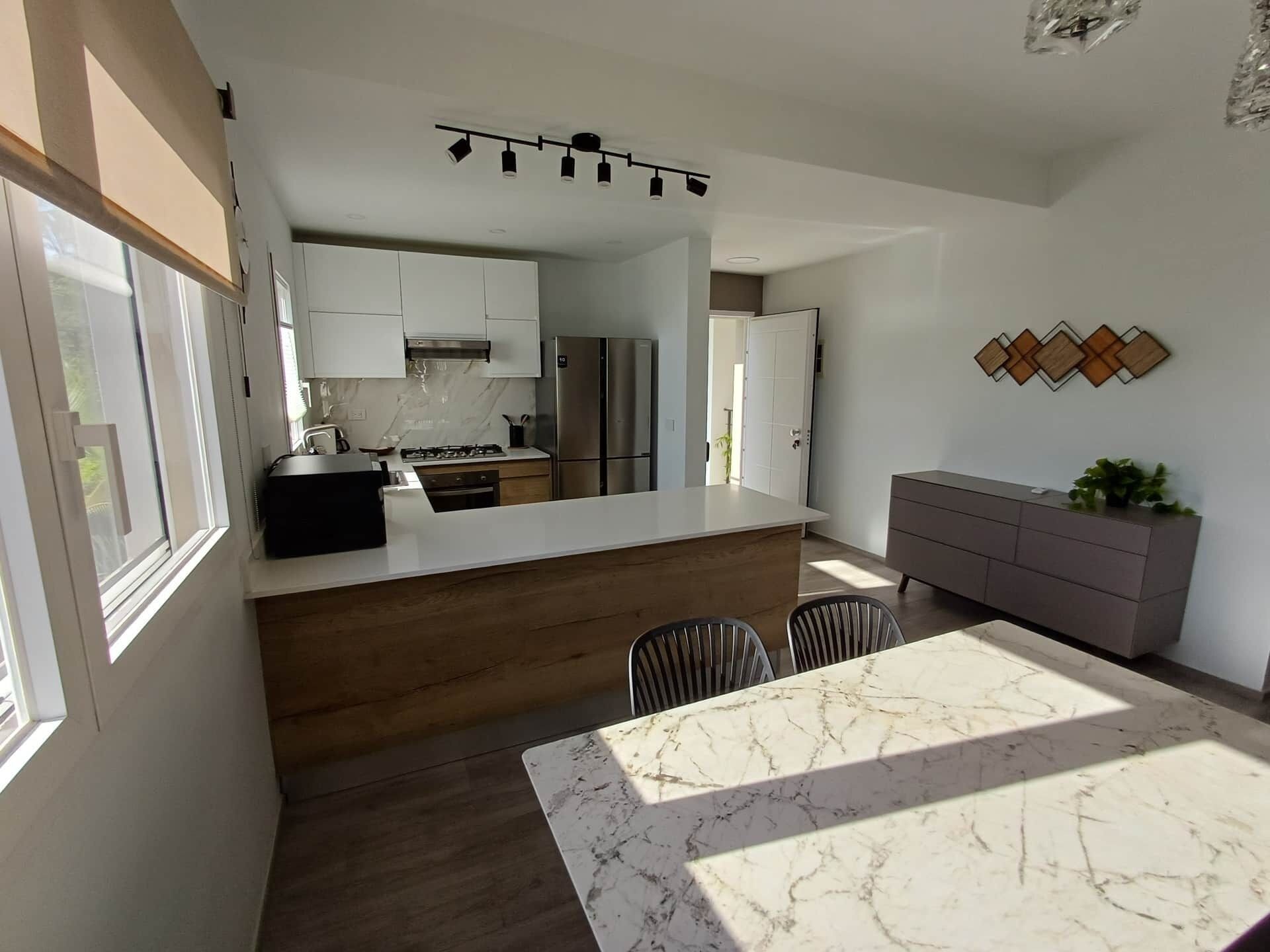 Geladeira, micro-ondas, cooktop