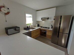 Kühlschrank, Mikrowelle, Herdplatte