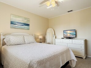 2 bedrooms, WiFi, bed sheets - Forest Park – Pool, Tennis & Coastal Charm (Englewood)