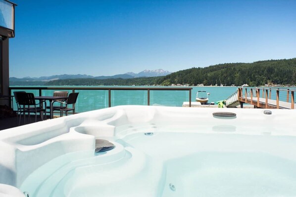 Outdoor spa tub - Hood Canal Resort in Union, WA (Union)