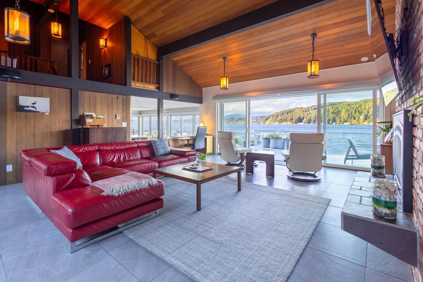 Televisión, chimenea y estéreo 