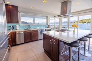 Fridge, microwave, oven, stovetop - Walls of Glass (Union)