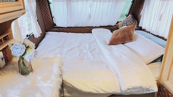 Superior Caravan | Free WiFi, bed sheets