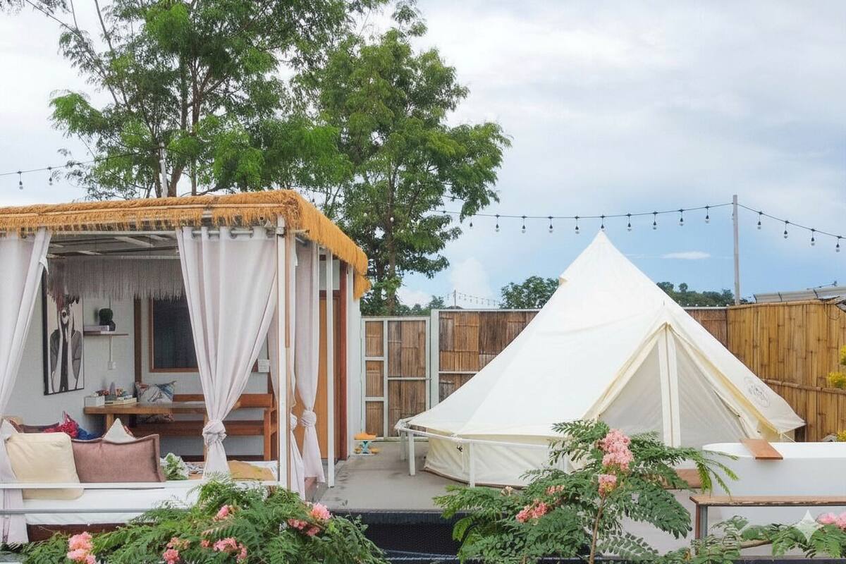 Premier Tent | Free WiFi, bed sheets