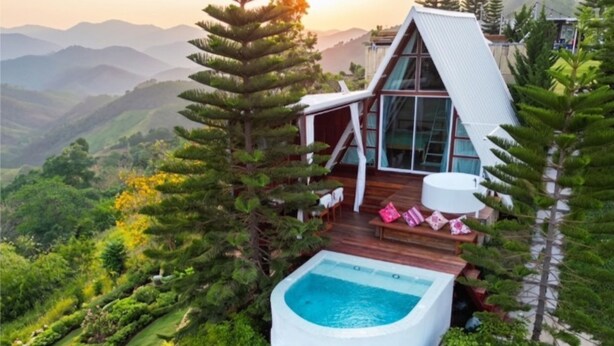 A modern house with a hot tub, deck, and mountain views. - Area21 Khaokho (Khao Kho)