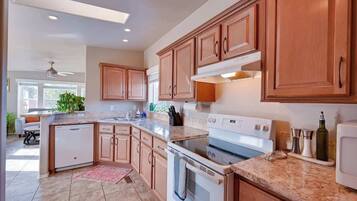 KĂŒhlschrank, Mikrowelle, Ofen, Herdplatte