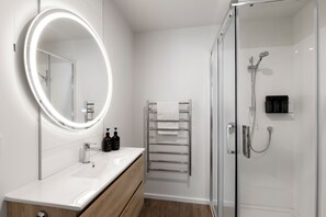 Douche, sèche-cheveux, serviettes fournies, savon