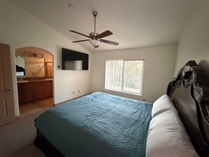 3 makuuhuonetta, työpöytä, ilmainen Wi-Fi, vuodevaatteet