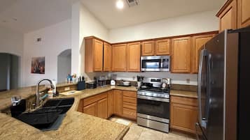 Jääkaappi, mikroaaltouuni, uuni, liesi