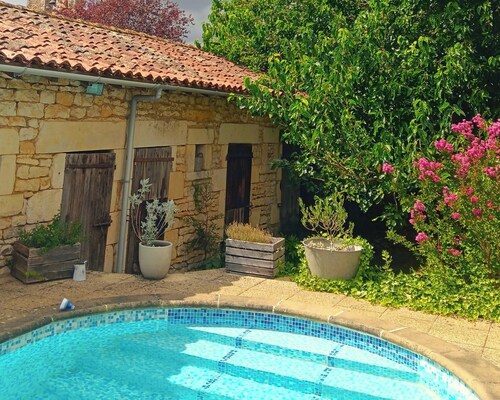 1 Bed Cottage - Sleeps 2 - Pool - Parking - Wifi