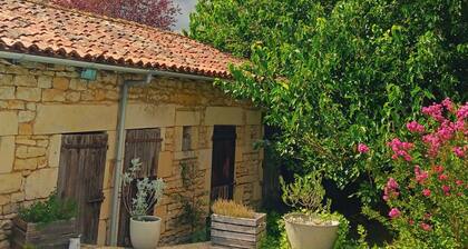 1 Bed Cottage - Sleeps 2 - Pool - Parking - Wifi