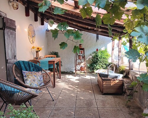 1 Bed Cottage - Sleeps 2 - Pool - Parking - Wifi