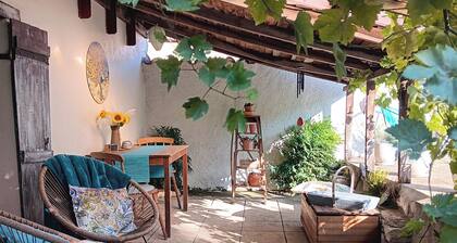 1 Bed Cottage - Sleeps 2 - Pool - Parking - Wifi