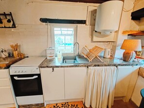 Cafetera y tetera, refrigerador, microondas y horno 