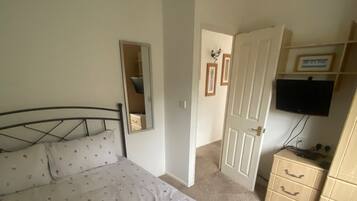 Iron/ironing board, WiFi, bed sheets