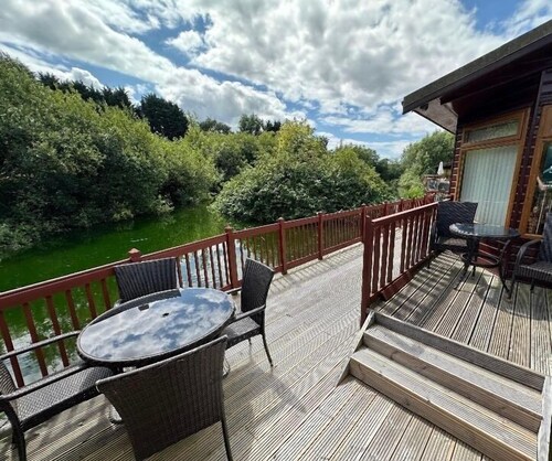 Kingfisher Cosy Lakeside Lodge