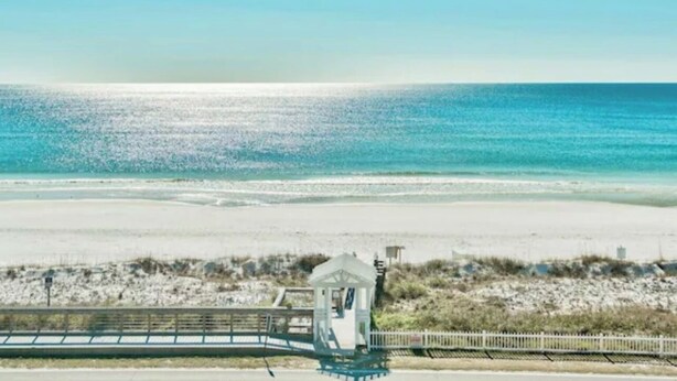 A beach view with a small structure near the water's edge. - 🏖️ 5⭐️ Maravilla 4108!☀️Beautiful Remodel! 1 Bd 1.5 Bath w Bunks-Beach Svc 2Pools! (Miramar Beach)