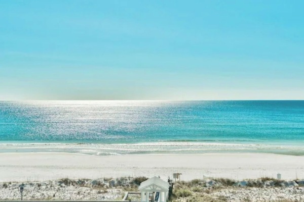 Chaises longues, serviettes de plage