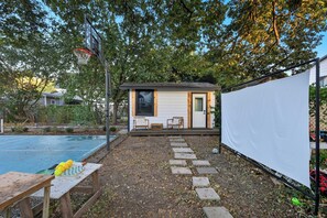 Terrace/patio - Walkable Private Studio with Pickleball Court (Austin)