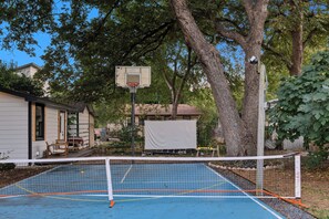 Sports court - Walkable Private Studio with Pickleball Court (Austin)