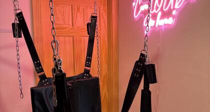 Kinky ADULTS ONLY studio in vibrant Nashville