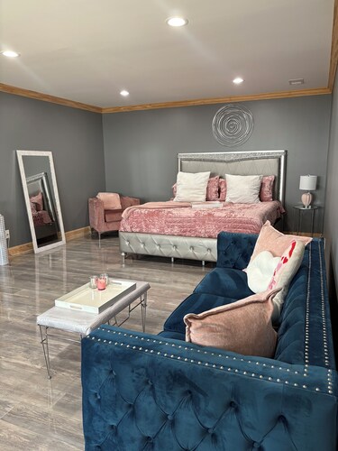 Lovely ADULTS ONLY XXX studio in vibrant Nashville