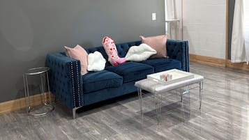 Smart TV, books, stereo