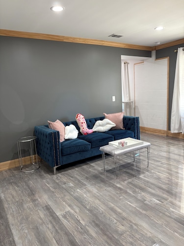 Lovely ADULTS ONLY XXX studio in vibrant Nashville