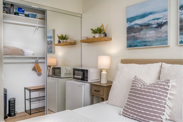 1 bedroom, iron/ironing board, WiFi, bed sheets - San Diego Suite: Local charm ideal for work trips! (La Mesa)