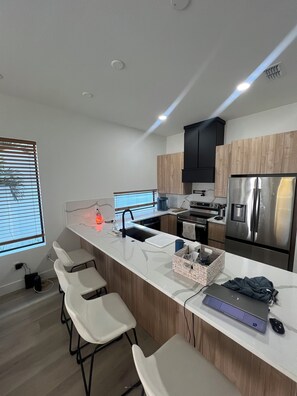 Micro-ondas, fogão, cooktop, lava-louças