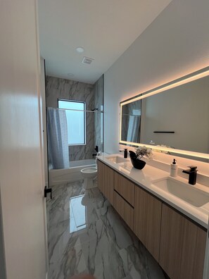 Serviettes fournies, papier toilette