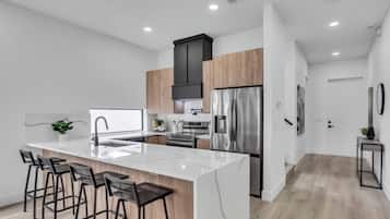 Mikrobølgeovn, ovn, kokeplater og oppvaskmaskin