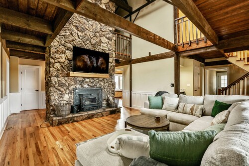 Sleeps 26, Hot Tub, Sauna, Privacy on 5 acres