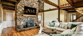 Sleeps 26, Hot Tub, Sauna, Privacy on 5 acres