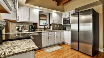 Mikrobølgeovn, ovn, kokeplater og oppvaskmaskin