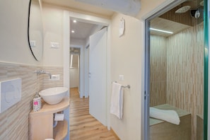 Dusche, Bidet, Handtücher