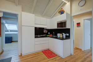 Réfrigérateur, micro-ondes, plaque de cuisson, lave-vaisselle