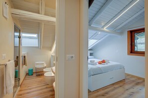 Douche, bidet, serviettes fournies