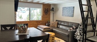 Snowy Mountain Retreat! Ski In/Out escape with Hot tub, Sauna, and Xbox fun.