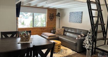 Snowy Mountain Retreat! Ski In/Out escape with Hot tub, Sauna, and Xbox fun.