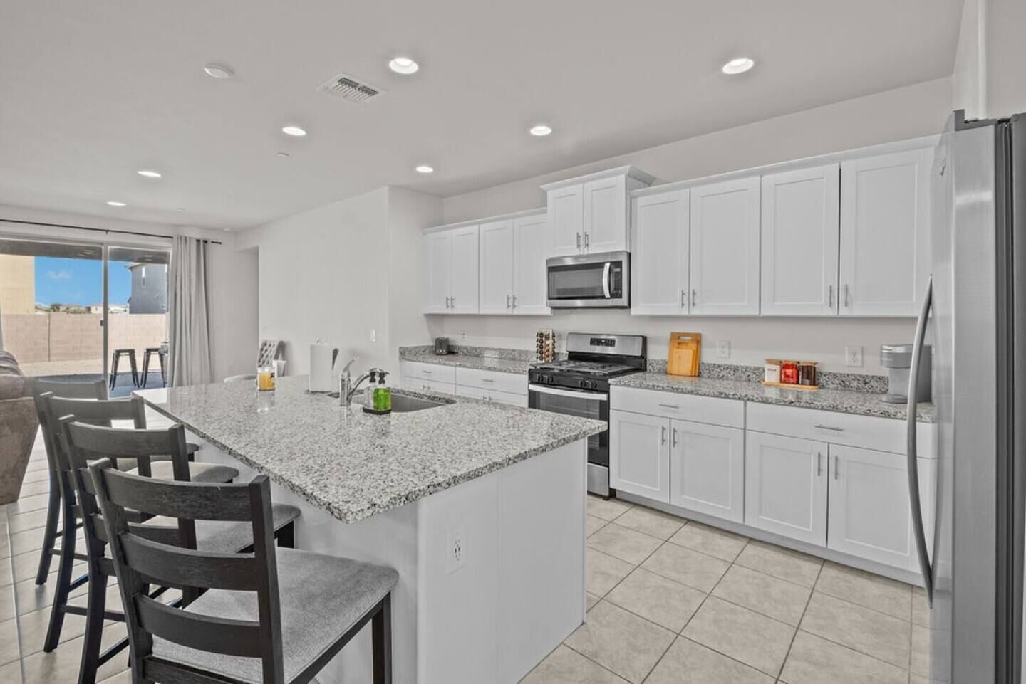 Mikrobølgeovn, ovn, kokeplater og oppvaskmaskin