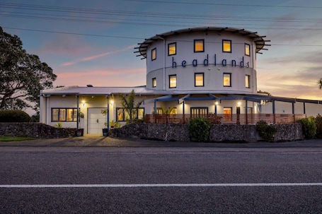 外観. Luxury Hotel 50 meters from Opunake beach. 100 meters to shops and restaurants