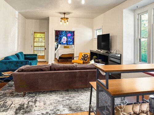 Charming Renovated 2BR Bungalow • Blocks from Downtown & U of I