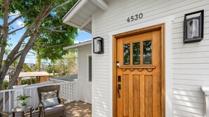 Una casa blanca con puerta de madera y el número 4530.