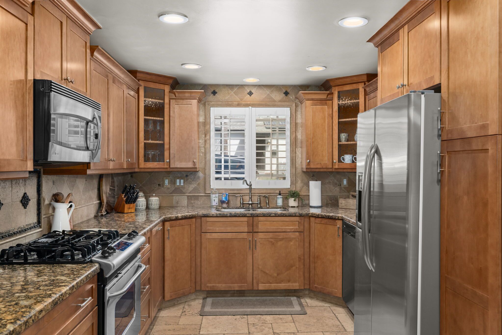 Microondas, horno, cafetera y tetera y utensilios de cocina 