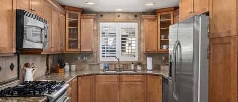 Mikrowelle, Ofen, Wasserkocher mit Kaffee-/Teezubehör