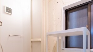 A bathroom with a shower, a white shelf unit, and a window. - 2min walk from Nakano Station 1min walk to Nakano Broadway MAX4 Guests(2) (中野区中野)