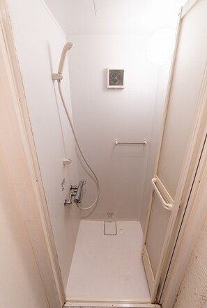 تجهيزات دش، مجففات شعر، مناشف، صابون