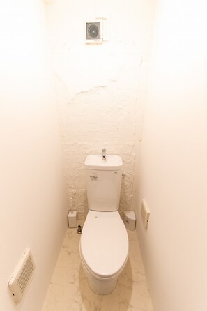 Shower, hair dryer, towels, soap - 2min walk from Nakano Station 1min walk to Nakano Broadway MAX4 Guests(2) (中野区中野)