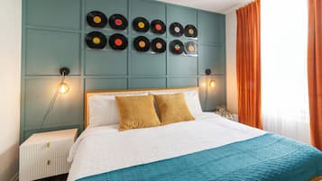 Tabla de planchar con plancha, wifi gratis y ropa de cama